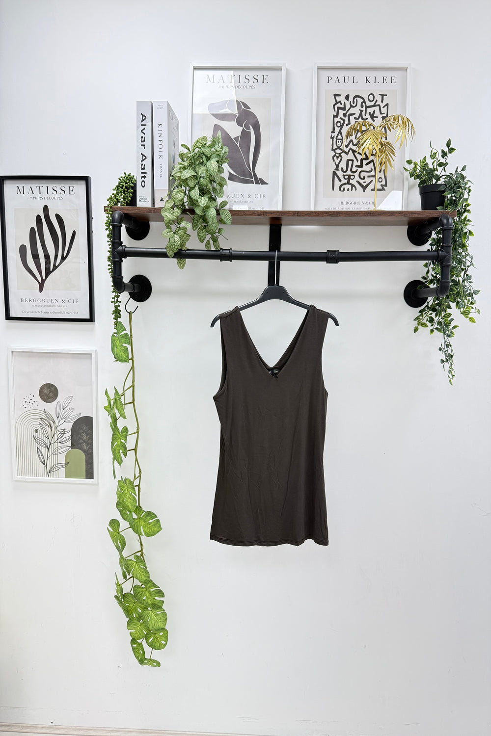BASIC V-NECK VEST (15227702116736)
